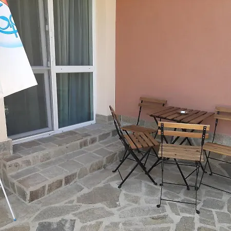 Ξενοδοχείο με διαμερίσματα La 2 Tsarevo